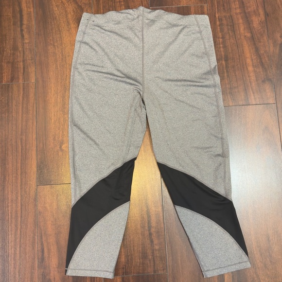 Nike Women’s Gray and Black Therma-Fit Leggings - Picture 4 of 6